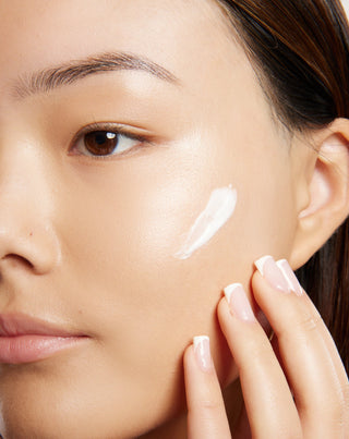 Ελαφριά κρέμα προσώπου ημέρας με σπιρουλίνα και φυσικά έλαια για όλους τους τύπους δέρματος Uddo - 2