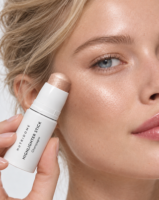 Highlighter για πρόσωπο και σώμα σε στικ, λαμπερή λάμψη και αποτέλεσμα λείανσης champagne nutridome
