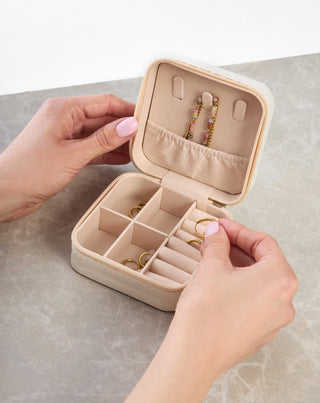 Μικρό κουτί κοσμημάτων με θήκες, κυλίνδρους και γάντζους, κρεμ Mys_1 - 2