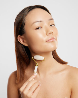 Uddo λευκός κύλινδρος μασάζ προσώπου από νεφρίτη για τη μείωση των μαύρων κύκλων και του πρηξίματος